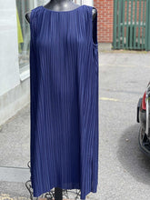 Load image into Gallery viewer, Uniqlo pleated dress M