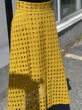 Load image into Gallery viewer, H&M Lined Circle Cutout Skirt 6