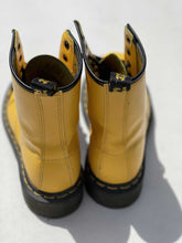 Load image into Gallery viewer, Dr. Martens boots 7 (as is)