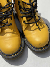Load image into Gallery viewer, Dr. Martens boots 7 (as is)