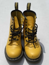 Load image into Gallery viewer, Dr. Martens boots 7 (as is)