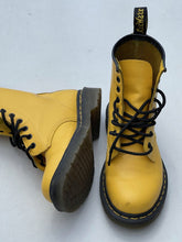 Load image into Gallery viewer, Dr. Martens boots 7 (as is)