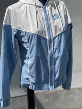 Load image into Gallery viewer, Nike Sportswear Shell XS