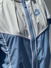 Load image into Gallery viewer, Nike Sportswear Shell XS