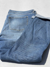 Load image into Gallery viewer, Banana Republic (outlet) Girlfriend Jean 31/12