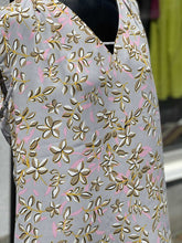 Load image into Gallery viewer, Banana Republic (outlet) Sleeveless Top L