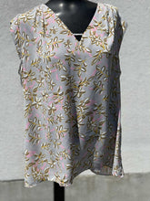 Load image into Gallery viewer, Banana Republic (outlet) Sleeveless Top L