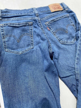 Load image into Gallery viewer, Levis Boyfriend Jeans 27