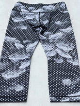 Load image into Gallery viewer, Lululemon Cropped Leggings 6