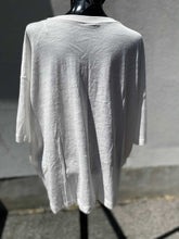 Load image into Gallery viewer, Unbranded Flower Shirt Approx L/XL