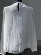 Load image into Gallery viewer, Banana Republic (outlet) sheer pleated top MBanana Republic (outlet) sheer pleated top M