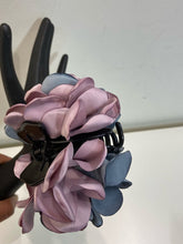 Load image into Gallery viewer, Floral hair clip