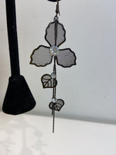 Load image into Gallery viewer, Flower/leaf drop earrings
