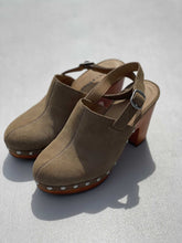 Load image into Gallery viewer, Lucky Brand Clog Heels 7