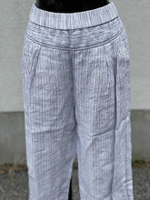 Load image into Gallery viewer, Hei Hei Linen Striped Pants M