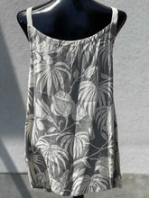 Load image into Gallery viewer, Tommy Bahama Tank Top L