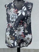 Load image into Gallery viewer, Soya Concept Floral Top S
