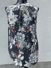Load image into Gallery viewer, Soya Concept Floral Top S