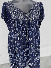 Load image into Gallery viewer, Gap Floral Top Short Sleeve L