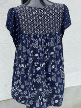 Load image into Gallery viewer, Gap Floral Top Short Sleeve L