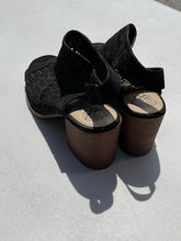 Load image into Gallery viewer, Vince Camuto Sandals 10.5