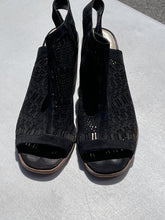 Load image into Gallery viewer, Vince Camuto Sandals 10.5