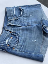 Load image into Gallery viewer, Levis 501 Shorts 25