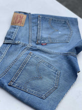 Load image into Gallery viewer, Levis 501 Shorts 25