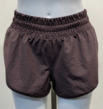 Load image into Gallery viewer, Lululemon shorts w liner 6