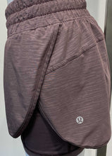 Load image into Gallery viewer, Lululemon shorts w liner 6