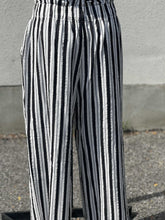 Load image into Gallery viewer, Dynamite Pants M