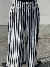 Load image into Gallery viewer, Dynamite Pants M