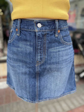 Load image into Gallery viewer, Levis denim skirt 31
