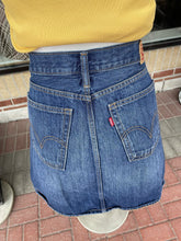 Load image into Gallery viewer, Levis denim skirt 31