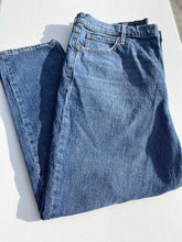 Load image into Gallery viewer, Gap Mom Jean High Rise NWT 18