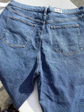 Load image into Gallery viewer, Gap Mom Jean High Rise NWT 18