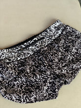 Load image into Gallery viewer, Lululemon lined shorts 6