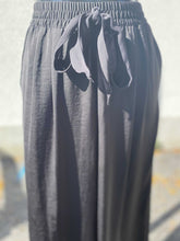 Load image into Gallery viewer, Halston Pants M