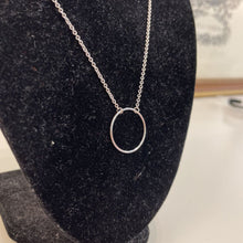 Load image into Gallery viewer, .925 chain w circle pendant