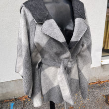 Load image into Gallery viewer, United Colours of Benetton Sweater/poncho L