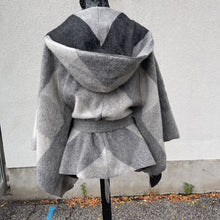 Load image into Gallery viewer, United Colours of Benetton Sweater/poncho L