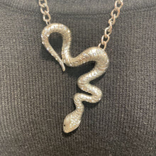 Load image into Gallery viewer, Snake pendant chain necklace