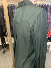 Load image into Gallery viewer, RW&CO flowy button up M