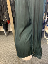 Load image into Gallery viewer, RW&CO flowy button up M