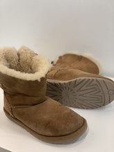 Load image into Gallery viewer, UGG suede boots w bows 6
