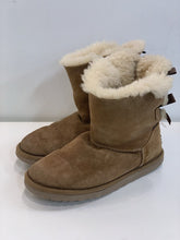 Load image into Gallery viewer, UGG suede boots w bows 6