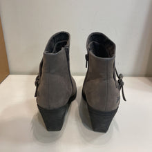 Load image into Gallery viewer, Blowfish stack heel ankle boots 8