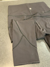 Load image into Gallery viewer, Lululemon cropped leggings 4