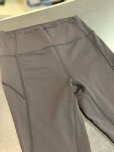 Load image into Gallery viewer, Lululemon cropped leggings 4