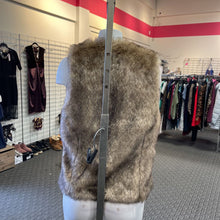 Load image into Gallery viewer, Dynamite faux fur vest M